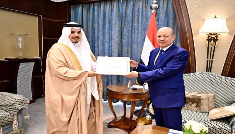 رئيس مجلس القيادة يتسلم دعوة من ملك البحرين لحضور القمة العربية