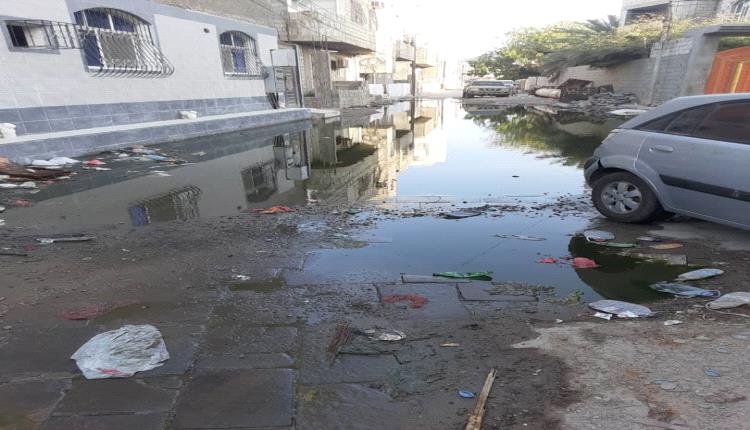حي القاعدة الإدارية في مديرية خورمكسر يعاني من طفح مياه الصرف الصحي