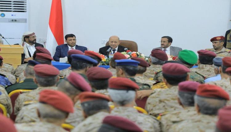 الرئيس العليمي يرأس اجتماعًا لقادة الجيش بمأرب ويشيد بالجاهزية القتالية العالية
