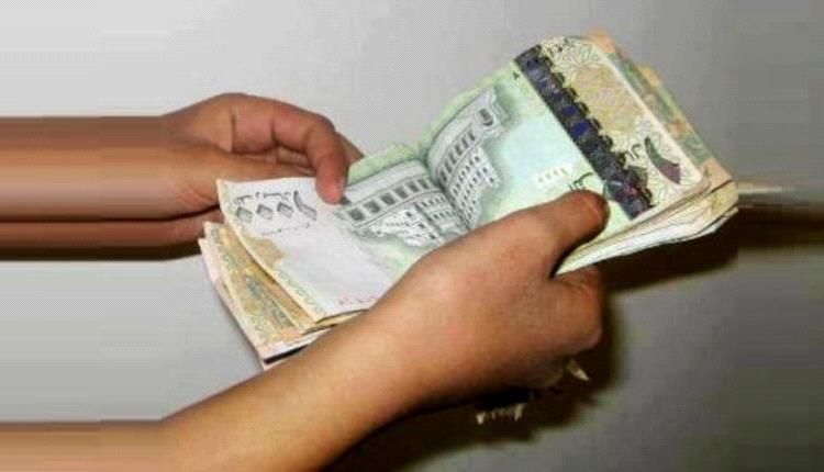 الكشف عن ترتيبات بشأن صرف المرتبات في صنعاء
