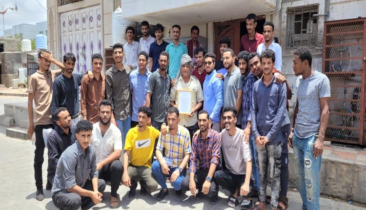 طلاب المستوى الرابع كلية الحقوق جامعة عدن يقومون بزيارة تفقدية لأسرة زميلهم الفقيد ناصر السلال
