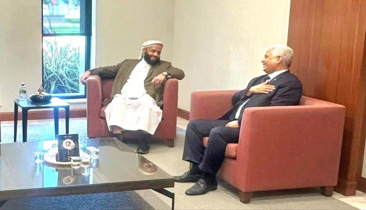 وزير الأوقاف والإرشاد يلتقي نظيره الفلسطيني على هامش القمة التشاورية للعلماء في إسطنبول
