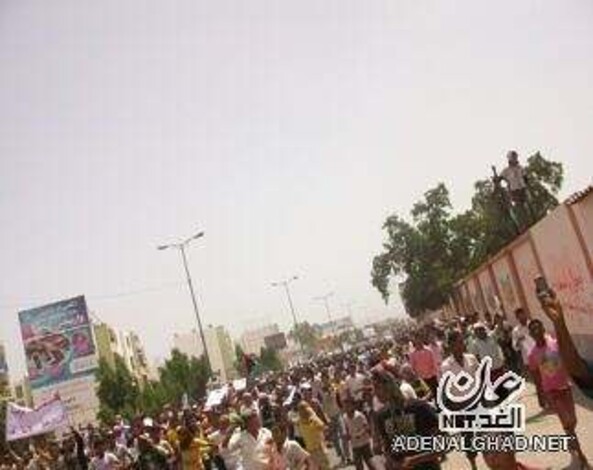 عشرات الآلاف يتظاهرون في كافة مديريات عدن في جمعة التحرر