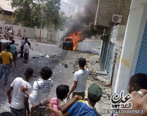 عاجل : مقتل خبير أجنبي في إنفجار سيارة مفخخة بالمعلا ((صور))