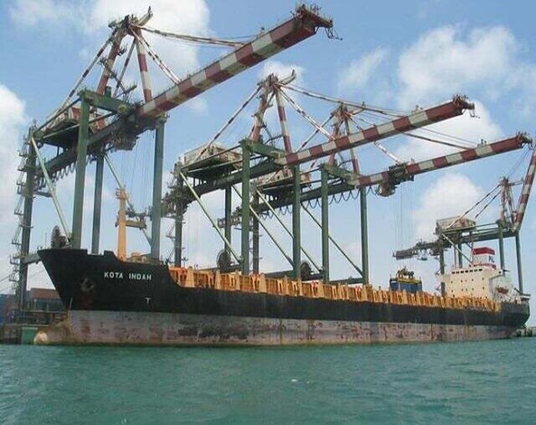 إفراغ 48 ألف و600 طن من مادة الديزل في ميناء عدن