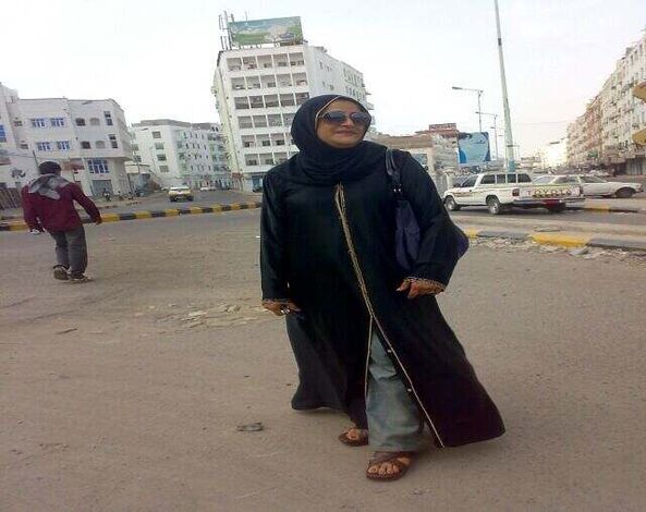 "الجينز" ملبَس الشابات تحت العباءة اليمنية