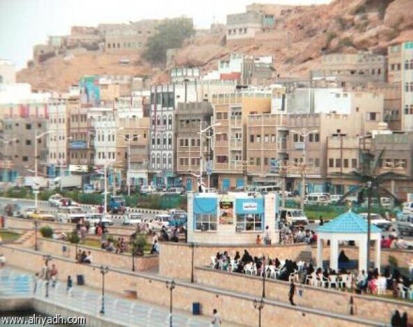 مواطنون يجمعون التوقيعات حول استفحال انتشار القمامة  في حي الشافعي بالمكلا