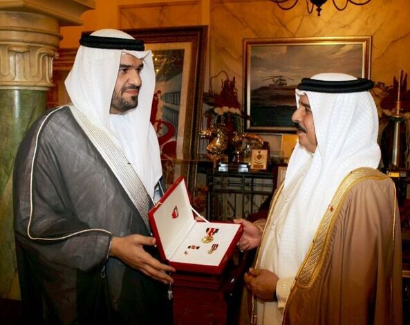 ملك البحرين يمنح الجسمي وسام الكفاءة