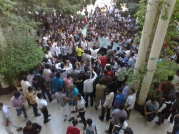 إحتجاجات طلابية تطالب مساواة عدن بصنعاء تتواصل