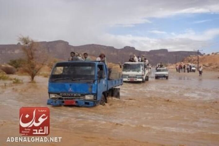 هطول أمطار غزيرة على مدينة عتق بشبوة خلفت سيول جارفة (صور)