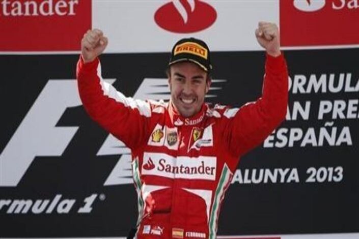 الونسو يشعل المنافسة في بطولة العالم لفورمولا 1 بالفوز بسباق اسبانيا