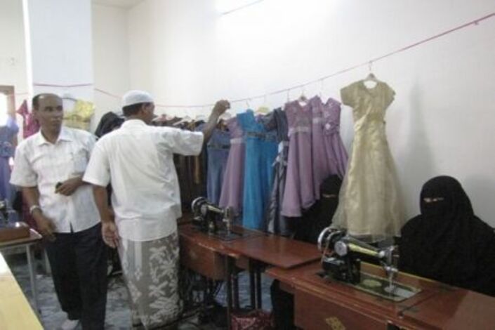 تواصل الدورات التدريبية الاحترافية في مجال الخياطة والكوافير لقطاع المرأة بمدينة سيئون