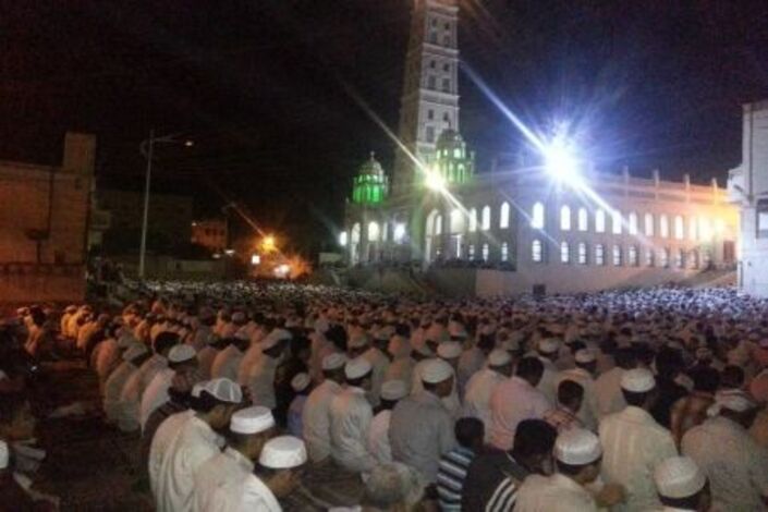 الآلاف بتريم يحيون ختام رمضان بليلة تراتيل ربانية (مصور)