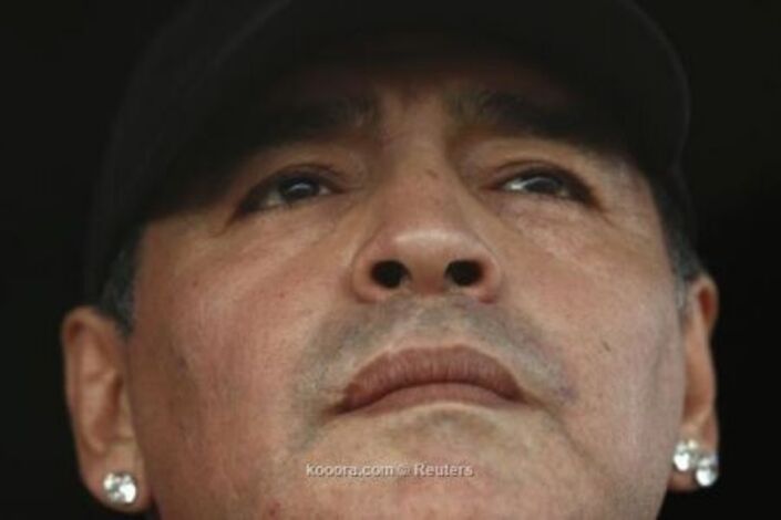 مارادونا يفتح النار: رئيس الاتحاد الأرجنتيني عمره 700 عاما .. وبيلاردو "متخلف"