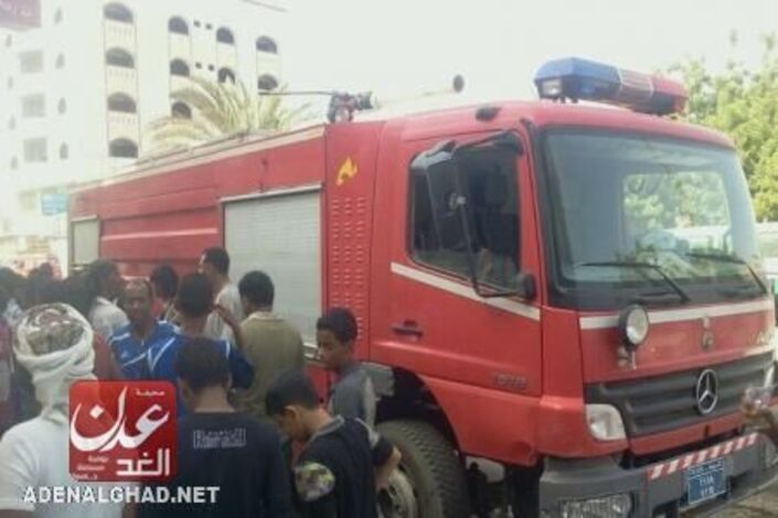 حريق بوسط الشيخ عثمان ينتهي بالاعتداء على سيارة الدفاع المدني