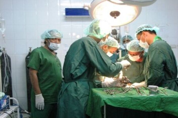 بكادر يمني ...عملية جراحية نوعية لأول مرة بمستشفى سيئون العام