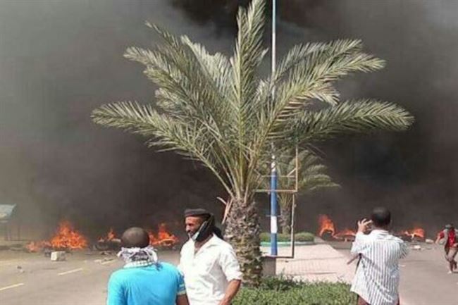 مسعفون : مقتل شاب برصاص قوات الأمن اليمنية بالقرب من مطاعم الحمراء بالمعلا(مصور)