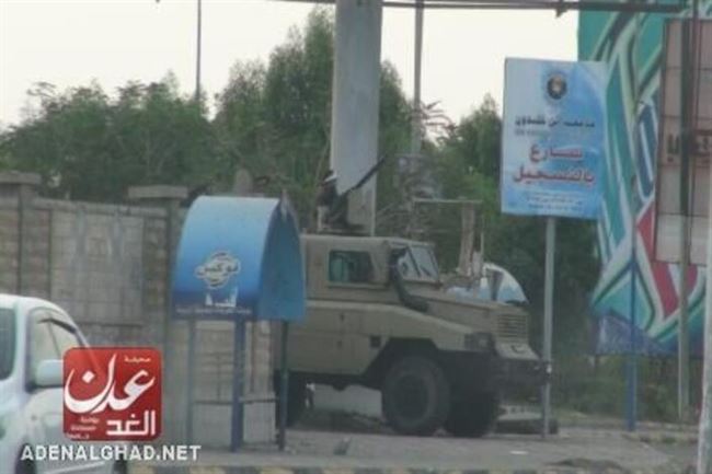 تفاصيل : قتيل واحد من القاعدة وعدد من الجنود في هجوم مسلح على مقر قيادة المنطقة العسكرية الرابعة بعدن