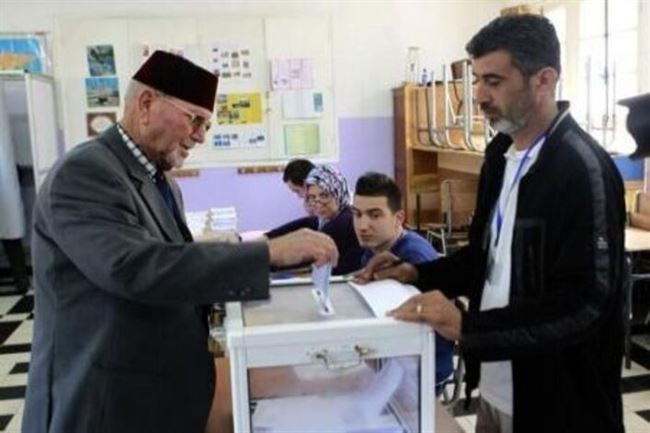الجزائريون يدلون بأصواتهم في انتخابات الرئاسة وتوقع فوز بوتفليقة
