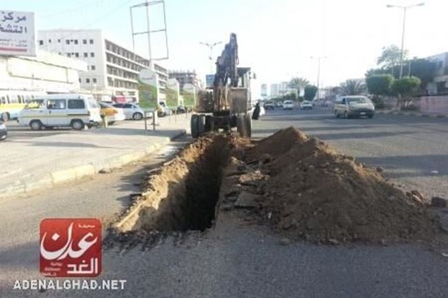 مواطنون : طرق مدينة عدن أنهكتها  الحفريات وتعفنت بالمجاري