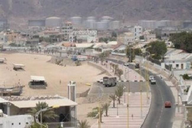 محافظ عدن يتفقد سير أعمال تأهيل عدد من محطات الكهرباء