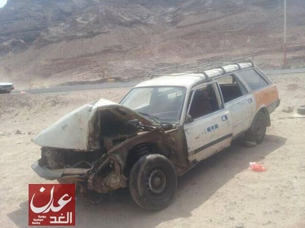 شهود: نجاة ركاب حافلة من حادث مروري مروع غرب عدن (مصور)