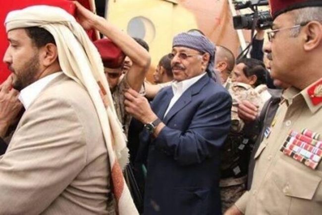 ماذا قال علي محسن الأحمر لحظة حمله لنعش العميد (حميد القشيبي) في صنعاء؟