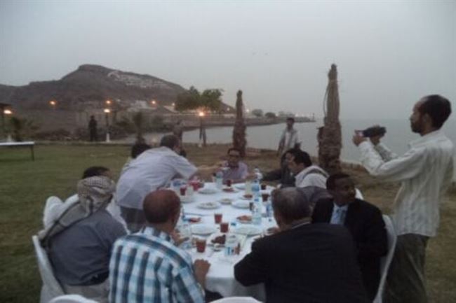 محافظ عدن يقيم مأدبة إفطار وعشاء وبحضور مسئولين ودبلوماسيين