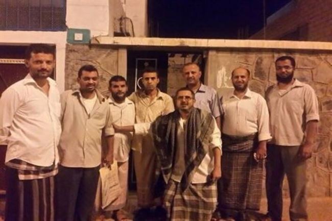 العميد داغم وموظفو كلية المجتمع بعدن يزورون زميلهم حسن رمضان في منزله