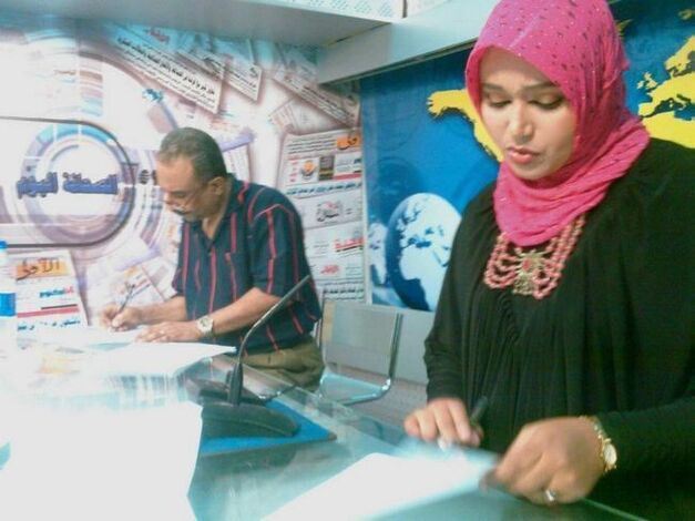 مذيعة بتلفزيون عدن تقول أنها تعرضت لتهديد من قبل عناصر من القاعدة يطالبونها بدفع (الجزية)