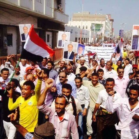 المئات يتظاهرون بعدن دعما لجهود الرئيس هادي ورفضا لتحركات جماعة الحوثي