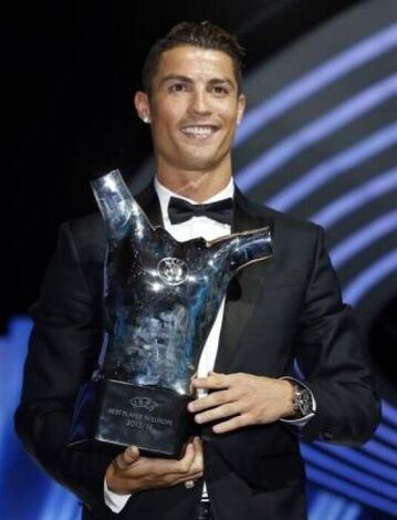 البرتغالي رونالدو يفوز بجائزة أفضل لاعب في أوروبا لموسم 2013-2014