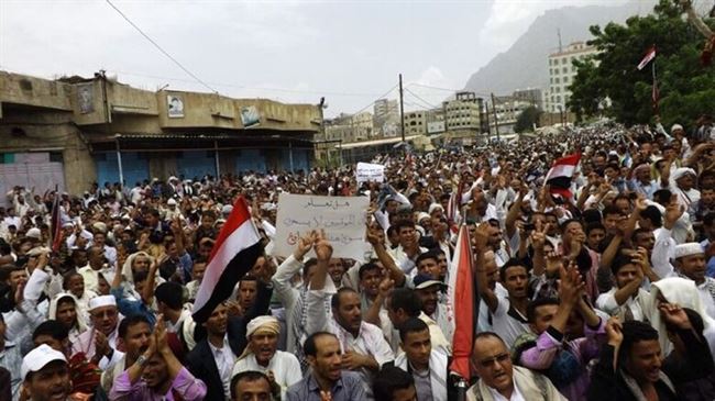 تظاهرة حاشدة بتعز دعما للرئيس هادي ورفضا لتحركات الحوثيين