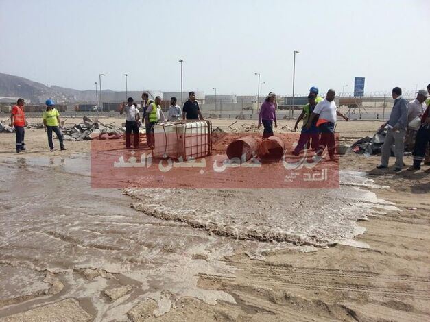 قيادي باللجنة العمالية يتهم قيادات سابقة و حالية في ميناء عدن و المنطقة الحرة بتورطهم بصرف حرم الميناء لمشروع استثماري مخالف