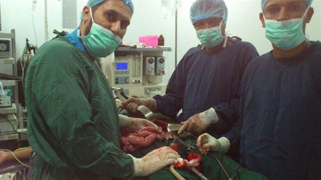 طاقم طبي بمستشفى البريهي ينجح في انقاذ حياة مصاب رغم حالته الصحية الحرجة