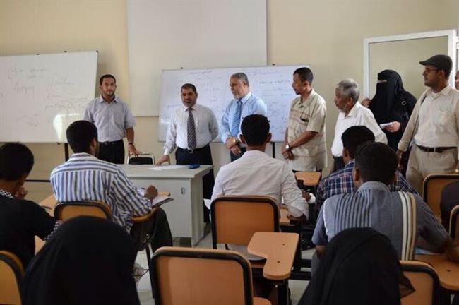 رئيس جامعة حضرموت يطلع على تجربة برنامج تطبيق طلاب الطب بالجامعة في المركز الوطني لمختبرات الصحة العامة