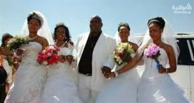 أغرب تقاليد الزواج في أفريقيا :  مشي العروس على ظهور العوانس