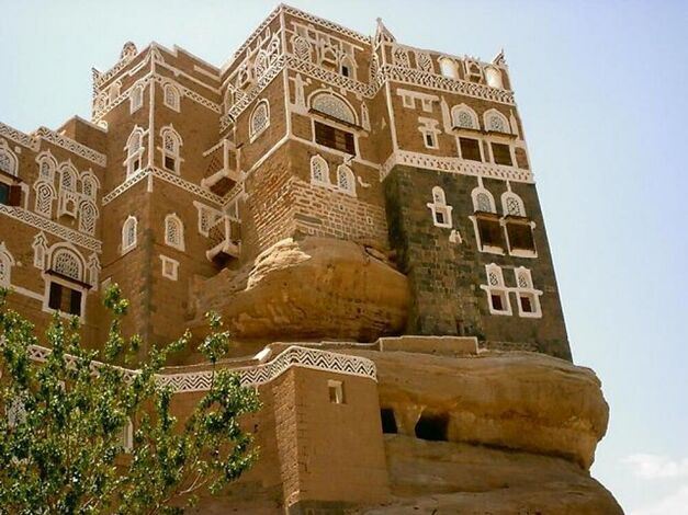 تحذير حكومي من تدمير دار الحجر في المواجهات المسلحة في شمال غرب صنعاء