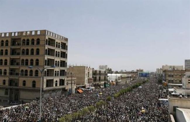 الحوثيون يقصفون مبنى التلفزيون اليمني في صنعاء والسكان يفرون