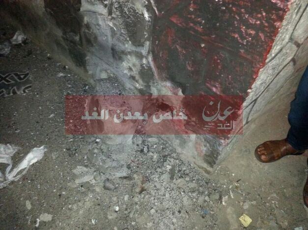تفاصيل : جرحى في انفجار قنبلة صوتية بالقرب من مقر حزب الإصلاح بعدن (مصور)