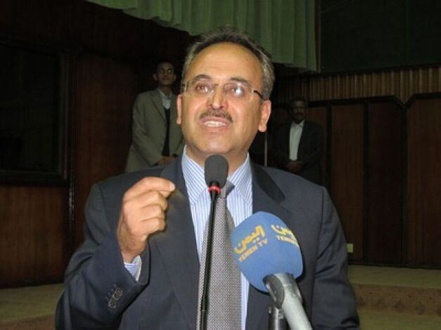 وكالة : هادي يرفض استقالة تقدم بها حاكم العاصمة اليمنية صنعاء