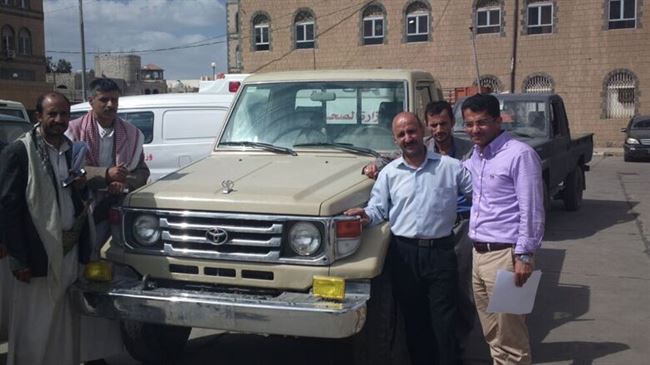 الحوثيون يقولون انهم اعادوا سيارت تابعة لوزارة الصحة عقب نهبها من قبل لصوص