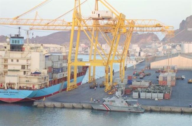 الداخلية تعلن عن ضبط شحنة اسلحة في ميناء عدن