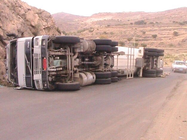 انقلاب شاحنة محملة بالنفط في بني مطر تقطع الطريق العام أمام الشاحنات
