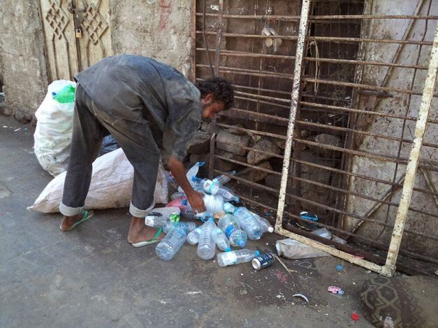 في عدن : النباشون في القمامة .. ريالات قليلة ومخاطر كثيرة