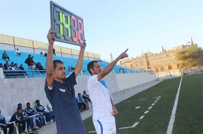 يحصل هذا في كرة القدم اليمنية مهزلة ..حكام يسقطون القيم على حساب زملائهم   .. ومراقبون واداريون يأدون دور الحكم الرابع ..