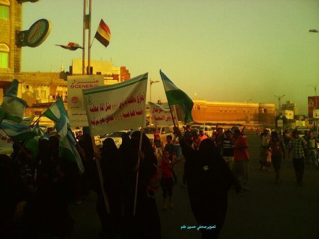 مسيرة نسائية تهامية رافضة لتواجد الحوثيين بمدينة الحديدة