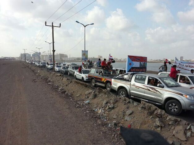 لحج:وصول قافلة ابناء الحوطة بلحج الى ساحة الاعتصام في عدن