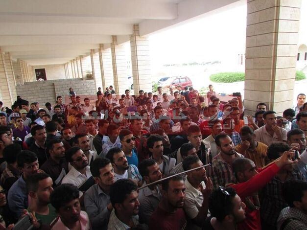 طلابية كلية الهندسة بجامعة عدن يواصلون احتجاجاتهم للتضامن مع أستاذ جامعي تم ايقافه