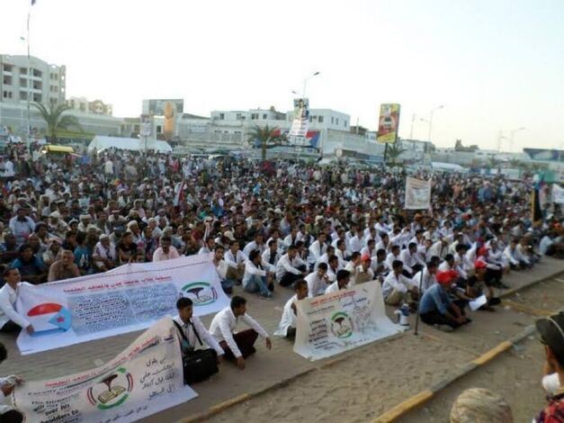 طلاب جامعة عدن والمعاهد الصحية يحيون يوم الطالب الجنوبي بمسيرة حاشدة الى ساحة العروض